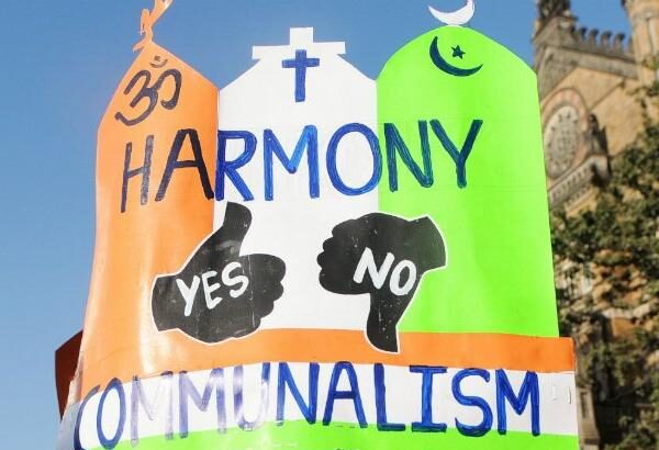 Kerala's Religious Brotherhood: Temple Officials Welcomed Nabi Dinam rally with 'Sweets' and 'Garlands'